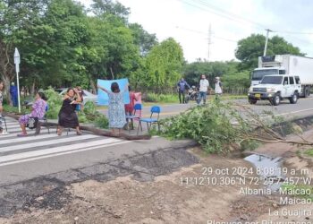 Habitantes de la comunidad Pitulumana bloquean la vía Paradero – Maicao