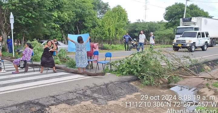 Habitantes de la comunidad Pitulumana bloquean la vía Paradero – Maicao