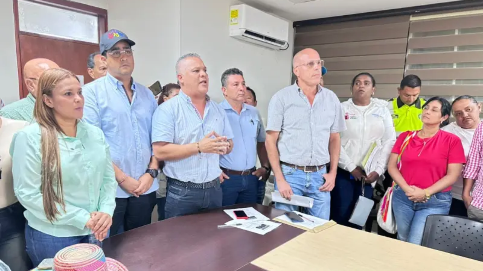 Gobernador de La Guajira anuncia acuerdos y reafirma el compromiso con Caracolí: mejoras viales y acceso al agua potable