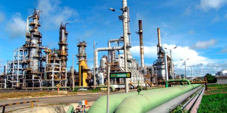 Refinería de Cartagena iniciará prueba de producción de combustible sostenible de aviación
