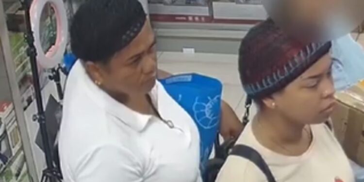 Buscan a mujer que se robó un celular en un local del Centro Comercial Tierra Santa de Riohacha