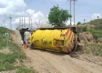 Accidente en Cerrejón, se voltea tracto camión vactor en vía perimetral