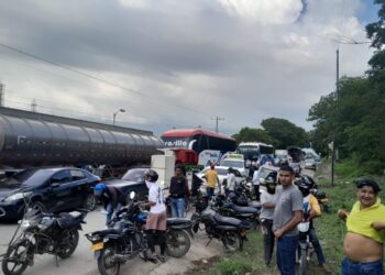 Bloqueada la vía Albania – Cuestecitas