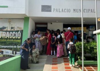 Autoridades Indígenas del Resguardo Potrerito protestan ante la Alcaldía de Distracción