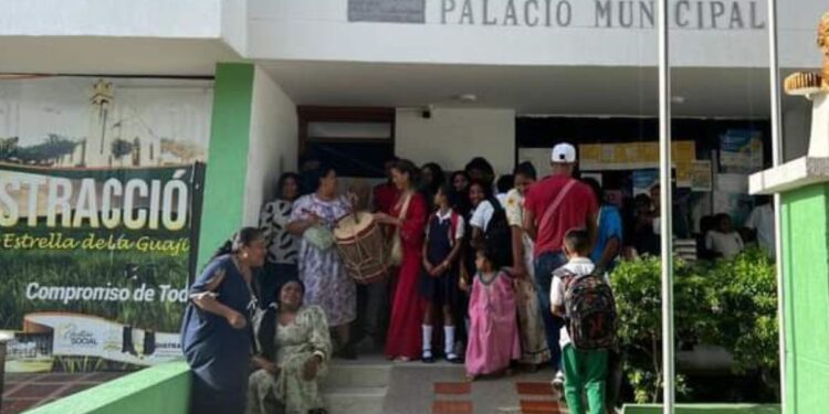 Autoridades Indígenas del Resguardo Potrerito protestan ante la Alcaldía de Distracción
