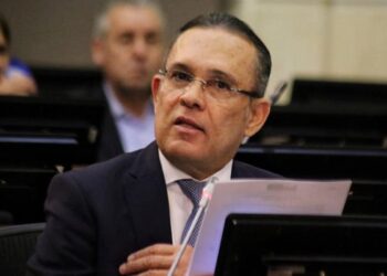 «No más rodilleras para los alcaldes y gobernadores», dijo el presidente del Congreso