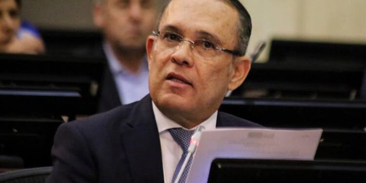 «No más rodilleras para los alcaldes y gobernadores», dijo el presidente del Congreso