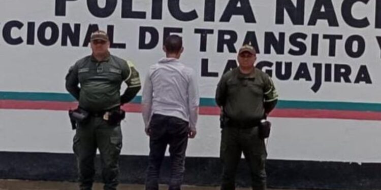 Capturan a un hombre luego de presentar licencia de conducir falsa en Paraguachón