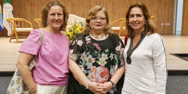 «Debemos unirnos y construir una voz conjunta que impulse un desarrollo humano inclusivo»: directora ICBF