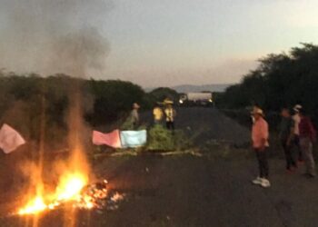 Más de 20 personas bloquean la vía Riohacha – Cuestecitas para exigir derecho a la educación
