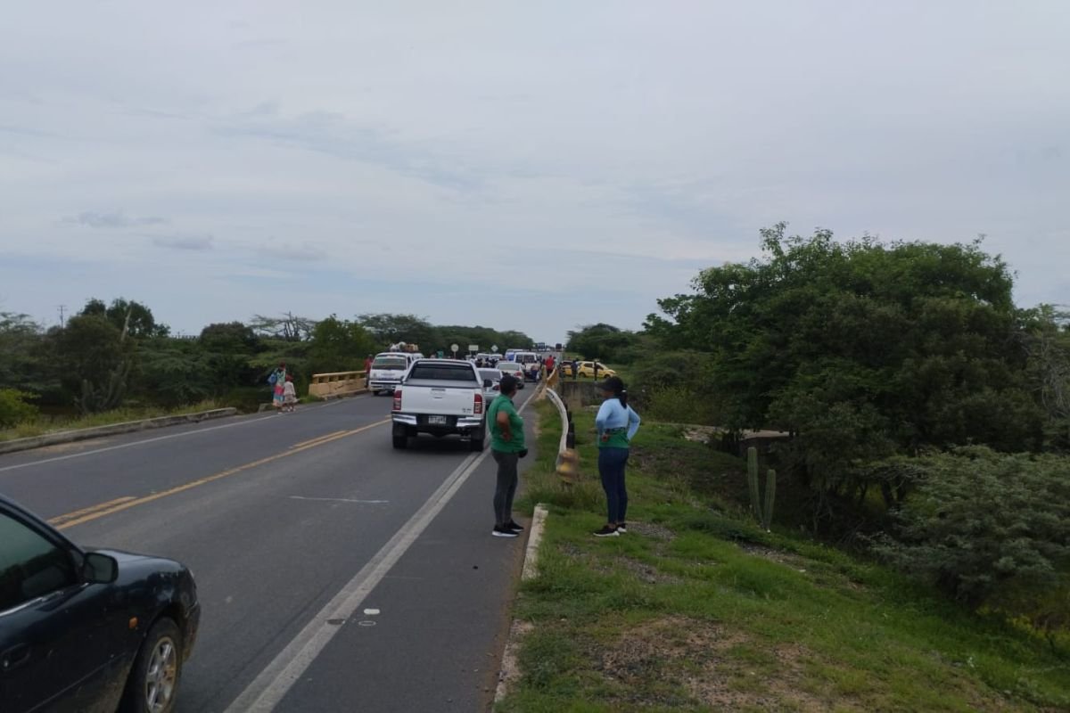 Comunidad wayúu bloquea la vía en Puente Guerrero entre Riohacha y Dibulla