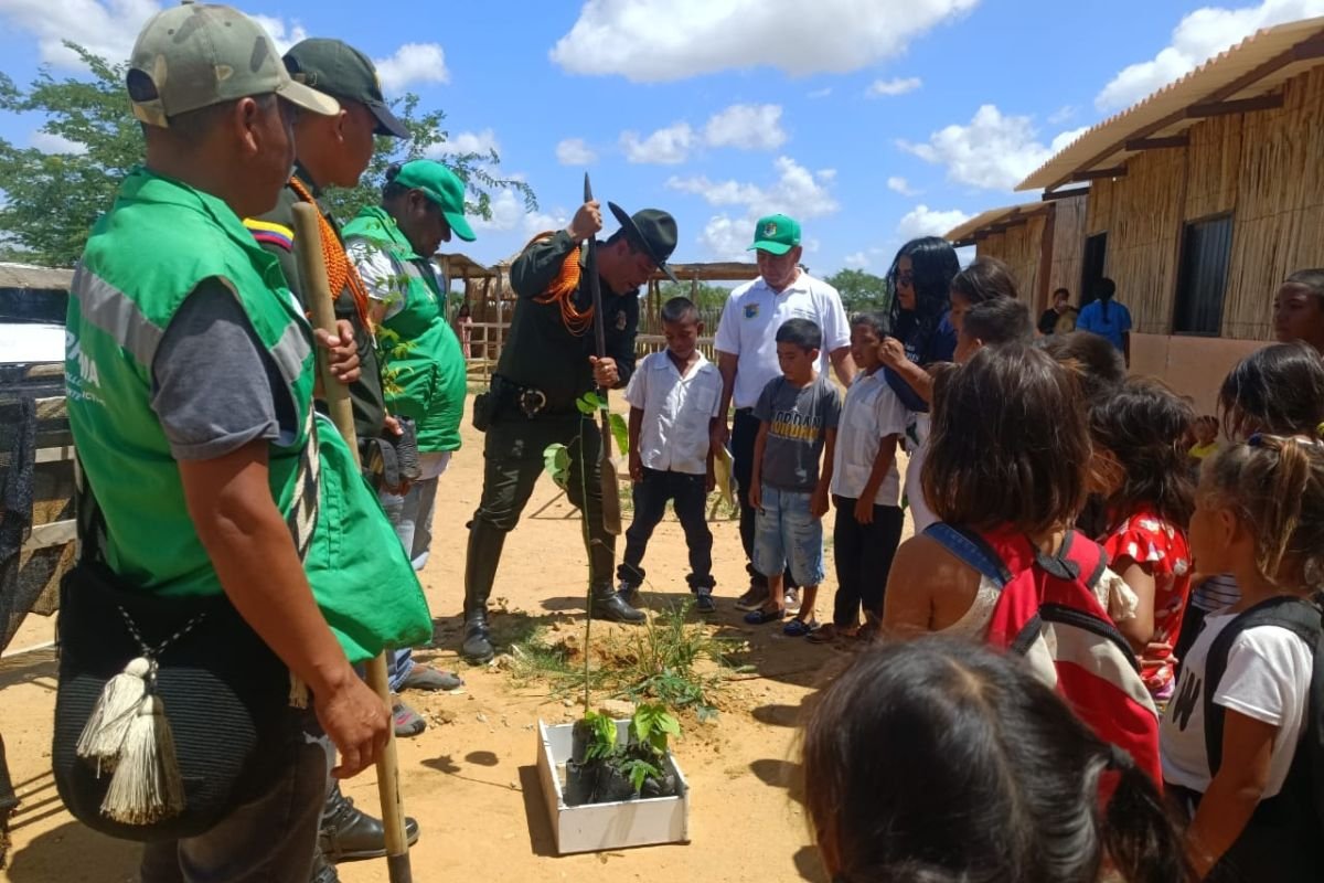 La Policía Nacional adelanta campaña de reforestación en La Guajira en conmemoración del Día Mundial del Árbol