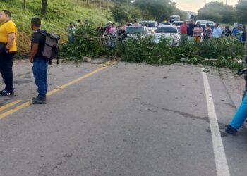 Comunidad  bloquea la vía entre Hatonuevo  y Cuestesita  para exigir la instalación de transformador eléctrico