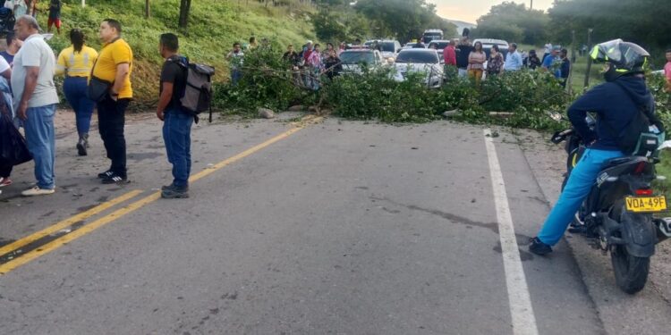 Comunidad  bloquea la vía entre Hatonuevo  y Cuestesita  para exigir la instalación de transformador eléctrico