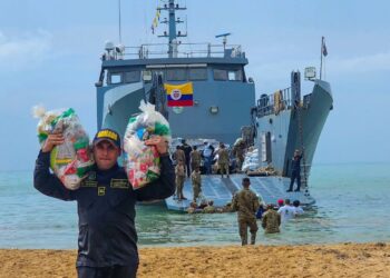 Inicia entrega de ayudas humanitarias en la Alta Guajira: Buque ARC Golfo de Urabá llegó a Puerto López