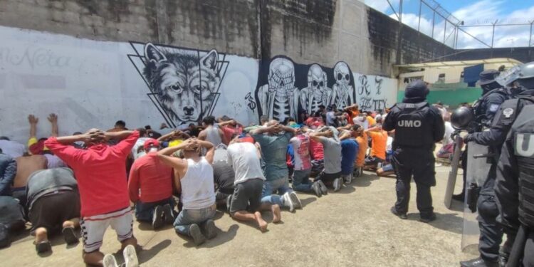 Enfrentamientos en la cárcel más grande de Ecuador deja al menos 15 reclusos muertos y 14 heridos