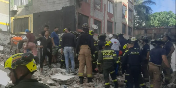 !Emergencia en Barranquilla¡ Se desplomó un edificio: cuatro niños heridos y una mujer fallecida