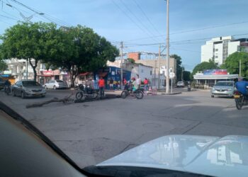 Habitantes del barrio José Antonio Galán bloquean la Avenida de los Estudiantes por crisis de aguas residuales
