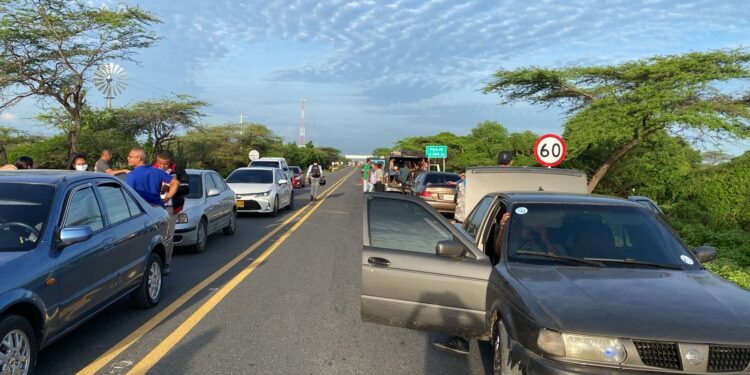 Levantan bloqueo en la vía Maicao – Riohacha tras acuerdos para elección de Autoridad Tradicional