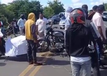 Vigilantes levantan bloqueo en la vía Maicao – Carraipía tras acordar pagos atrasados