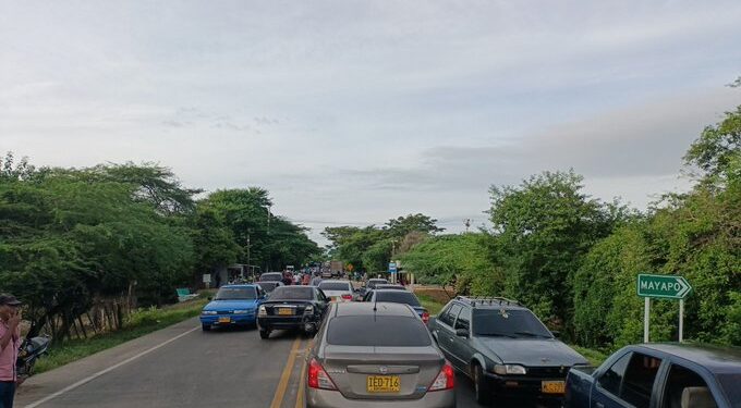 Bloqueo en la Troncal del Caribe en la vía Riohacha- Maicao, entrada a Mayapo
