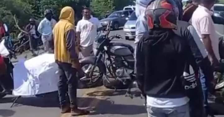 Vigilantes levantan bloqueo en la vía Maicao – Carraipía tras acordar pagos atrasados