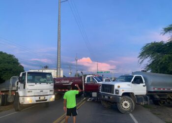Carrotanques que prestaron servicio a la Ungrd bloquean la Troncal del Caribe para exigir pagos atrasados