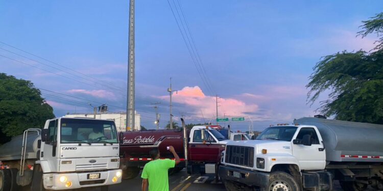 Carrotanques que prestaron servicio a la Ungrd bloquean la Troncal del Caribe para exigir pagos atrasados