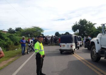 Vigilantes vuelven a bloquear la vía Maicao – Paradero por incumplimiento de pagos atrasados