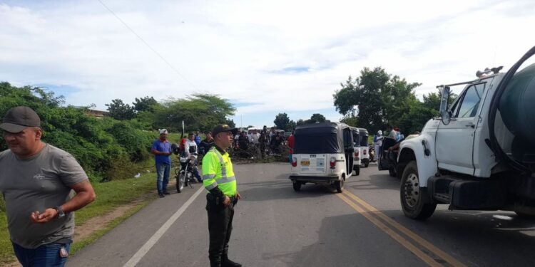 Vigilantes vuelven a bloquear la vía Maicao – Paradero por incumplimiento de pagos atrasados