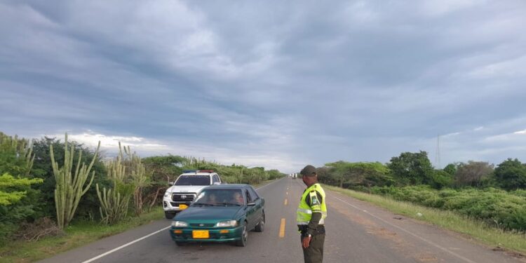 Levantan bloqueo en la vía Riohacha – Maicao tras acuerdos de pagos a madres comunitarias
