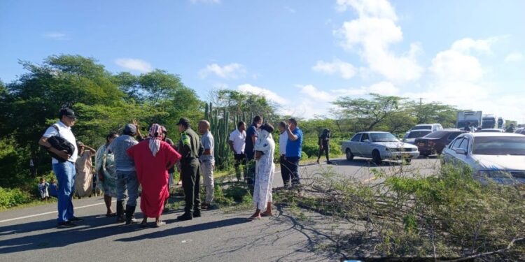 Más de 20 personas bloquean la vía Riohacha – Maicao porque no han sido censadas por afectaciones de las lluvias