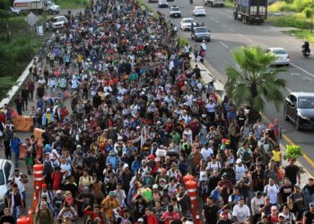 Caravana de migrantes salió del sur de México para tratar de cruzar a EE.UU antes de la posesión de Trump