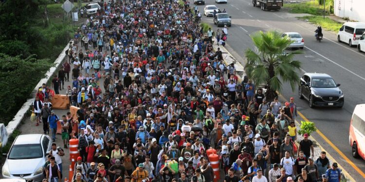 Caravana de migrantes salió del sur de México para tratar de cruzar a EE.UU antes de la posesión de Trump