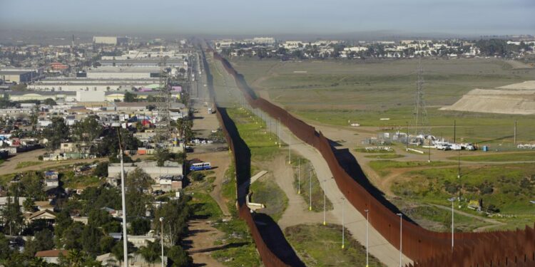 Colombiano muere al caer del muro fronterizo entre México y EE.UU. por evitar ser arrestado