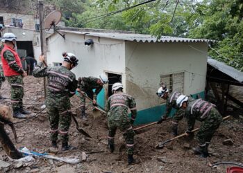 Emergencia en Santa Marta por fuertes lluvias: Avalancha arrastró vehículos y destruyó varias viviendas