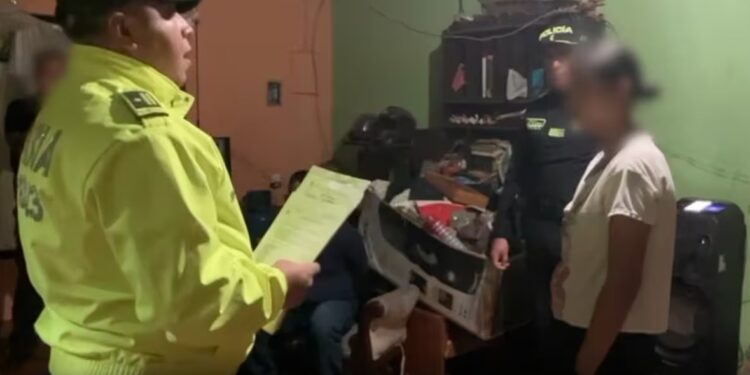 Capturan a padres acusados de abusar de su hija y realizar grabaciones para venderlas en internet