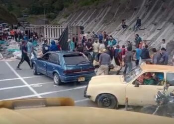 Volcamiento de un camión en la vía Tolima-Quindío desata saqueo masivo de bebidas gaseosas