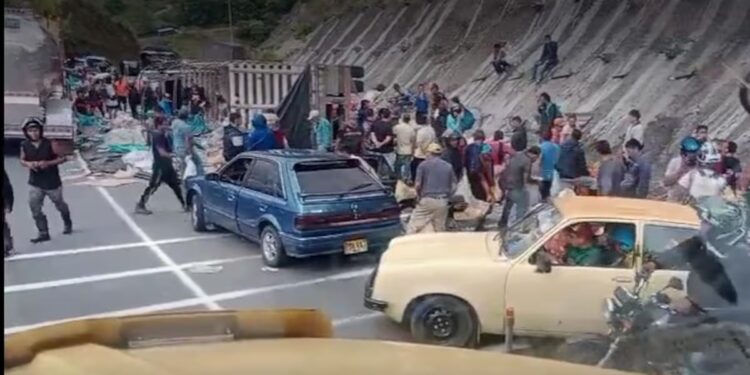 Volcamiento de un camión en la vía Tolima-Quindío desata saqueo masivo de bebidas gaseosas