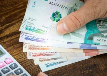 Recaudo tributario en Colombia cae 6,7 %; advierten riesgos por déficit de ingresos