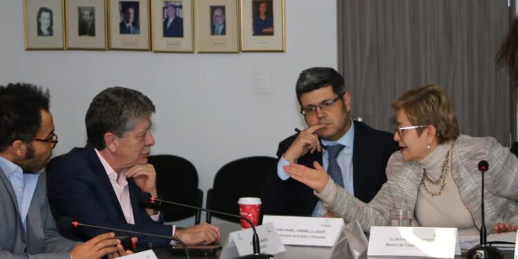 Salario mínimo para 2025: ministra de Trabajo explicó en detalle cómo será la negociación