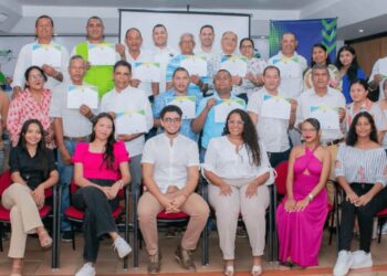 ‘Road to English’: Estudiantes de Unimagdalena enseñan inglés a taxistas de Santa Marta