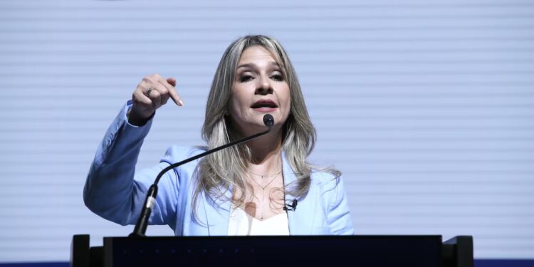 Vicky Dávila y Sergio Fajardo lideran encuesta de intención de voto para 2026