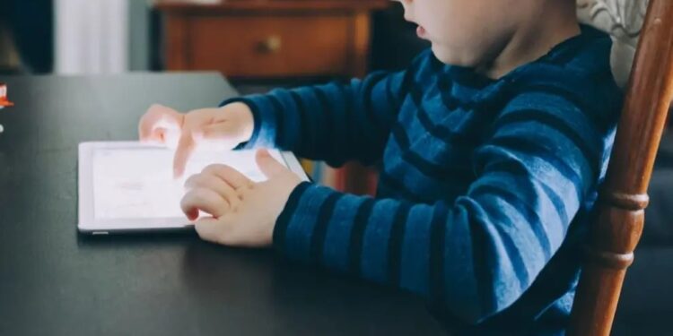 Proyecto de ley para regular el uso de redes sociales en menores de edad es respaldado por MinTIC