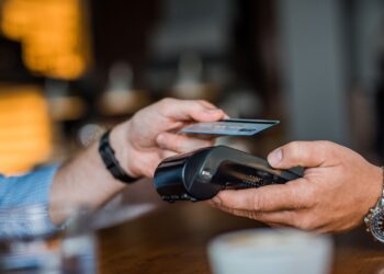 Compras con tarjeta de crédito serán más baratas: tasa de usura en bajó a 26,39%
