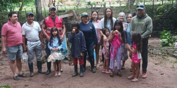 Cuerpo de Bomberos rescata a varias personas aisladas por la lluvia y la creciente del río Molino