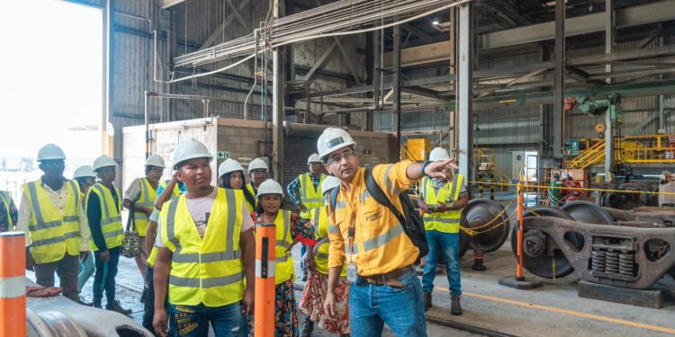 Comunidades indígenas viven una experiencia cercana con el tren de Cerrejón, subiéndose en la ‘Ruta del Carbón’