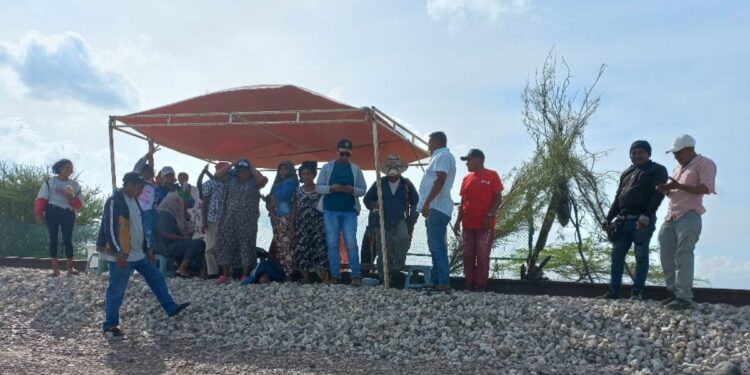 Cerrejón informa sobre bloqueo en el kilómetro 3 de su línea férrea y continúa en diálogo