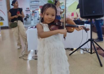 Ely Sáenz la niña violinista de Medellín que enamoró a los guajiros