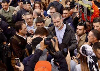 Con insultos y barro fueron recibidos los reyes de España en Valencia